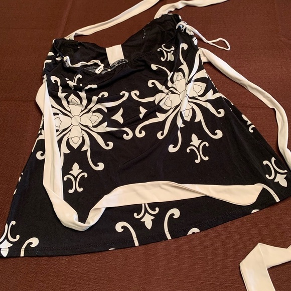 𝅺CHARLOTTE Russe black and white print top - Picture 3 of 4